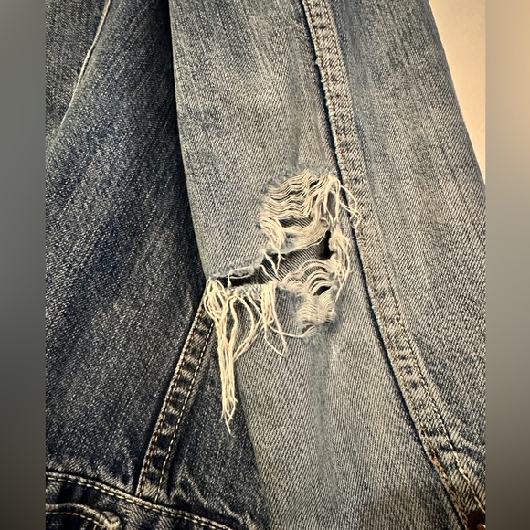 SOLD **Perfectly Distressed Levi’s Jean Jacket** Around M/L can see the size - Picture 5 of 13